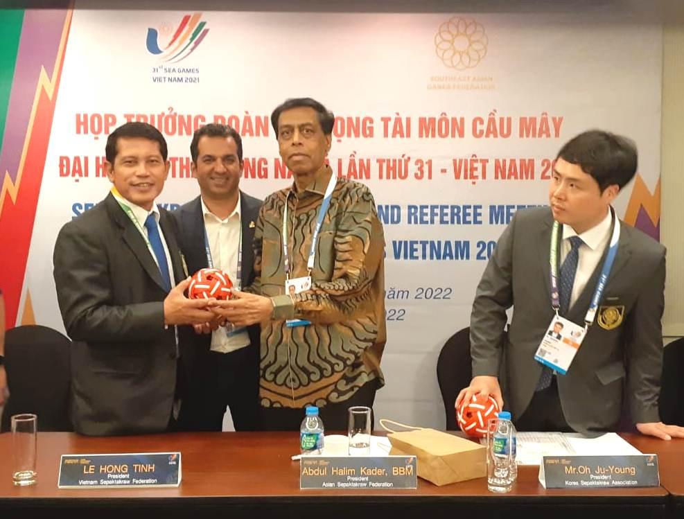 Syafrizal Bakhtiar Menerima Penghargaan Pegiat Sepaktakraw Asia Tenggara Terbaik