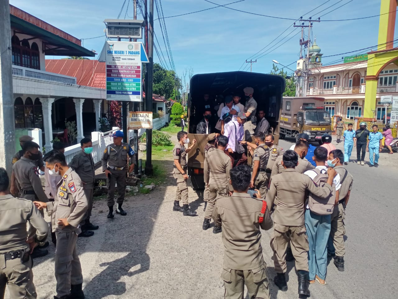 Puluhan Pelajar di Tangkap Polisi Pamong Praja Kota Padang 
