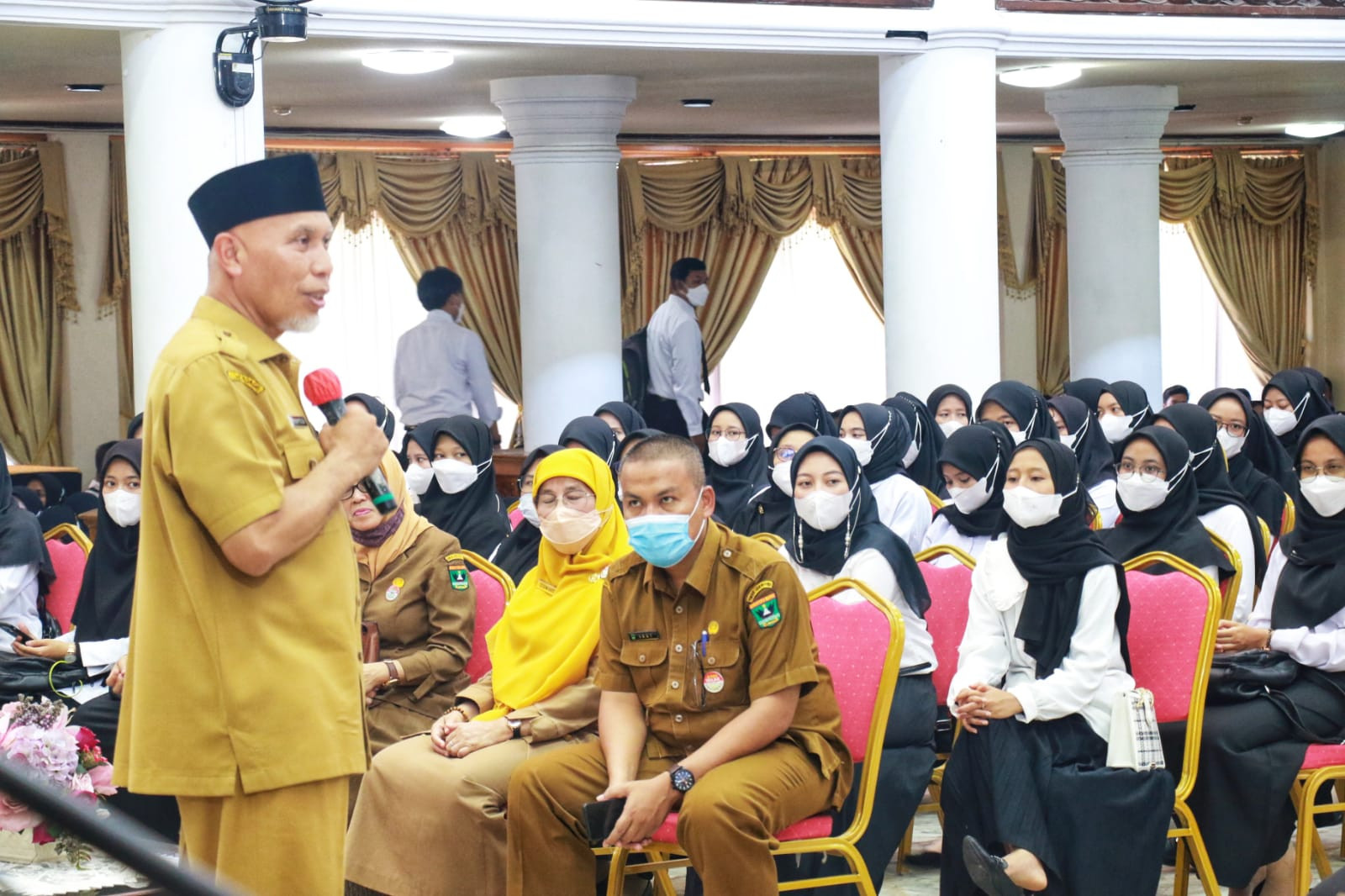 Serahkan SK CPNS dan PPPK Guru Formasi 2021. Gubernur Sumbar Gaungkan Semangat ASN BerAKHLAK. 