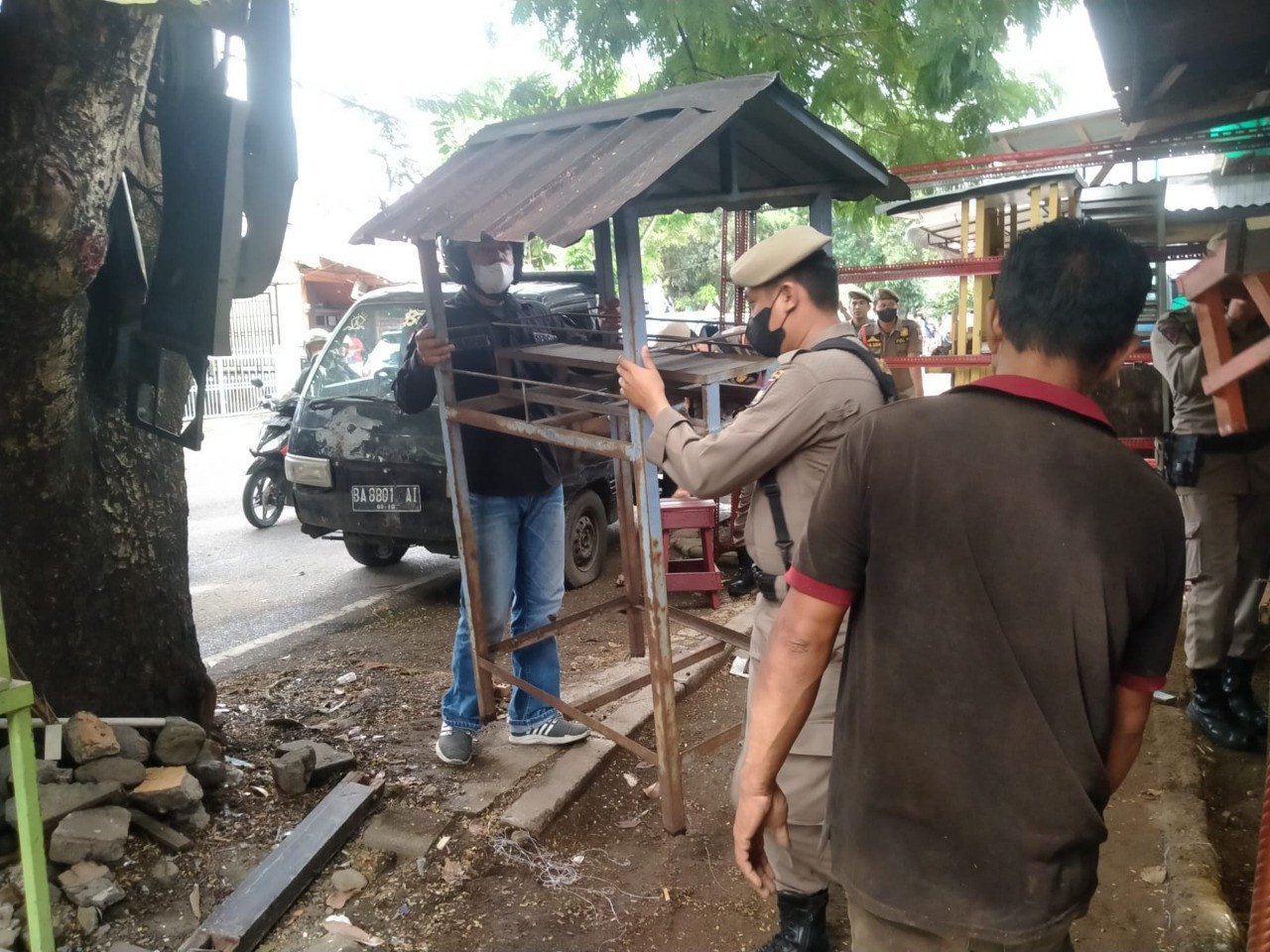 Sat pol PP lakukan Penertiban Pedagang Melanggar Perda   
