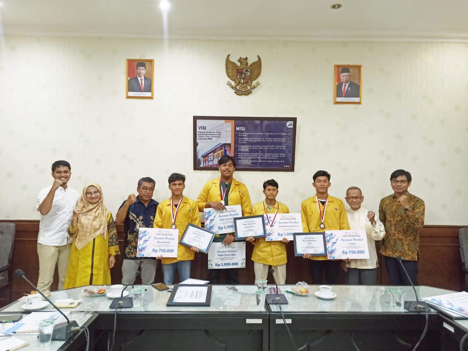 4 Mahasiswa ITP Raih Mendali Emas POMProv Mendapatkan Reward Khusus Dari Ketua Yayasan YPTP