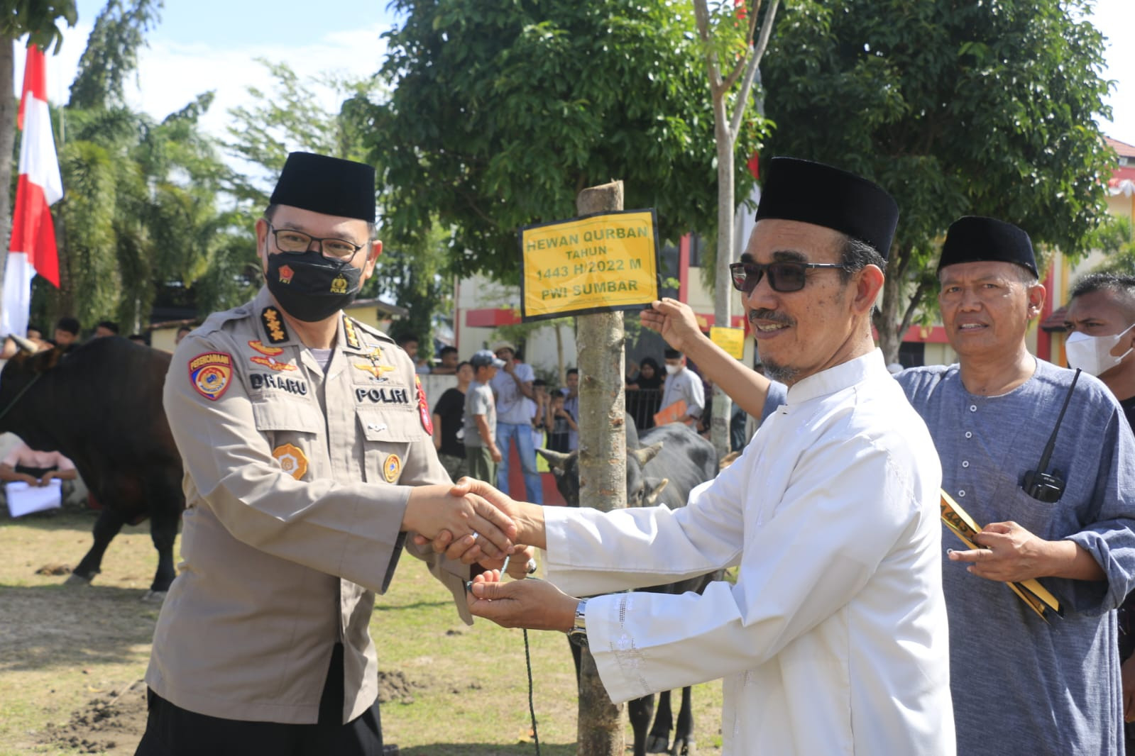 59 Sapi dan 2 Kambing Disembelih, Polda Sumbar bagikan daging Kurban ke Kaum Duafa dan Korban Gempa 