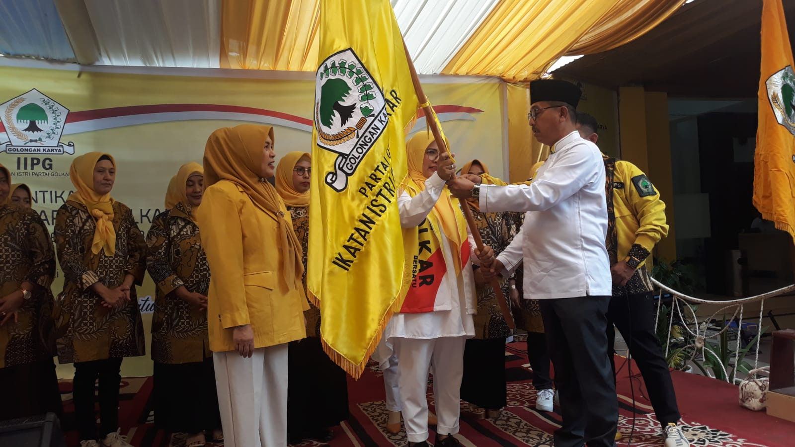 Ketua Partai Golkar Sumbar Kukuhkan Ikatan Istri Partai Golkar 