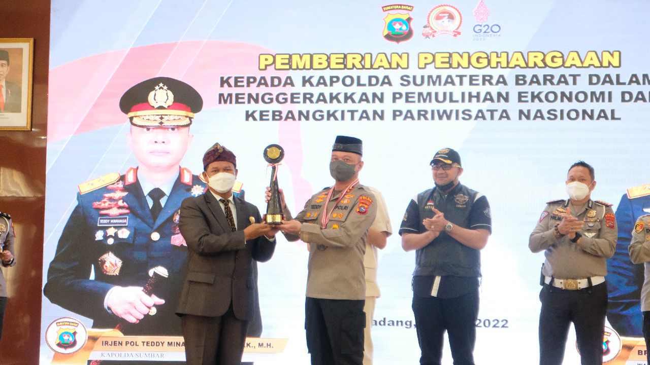 Kapolda Sumbar Terima Penghargaan dari Berbagai Lembaga dan Instansi
