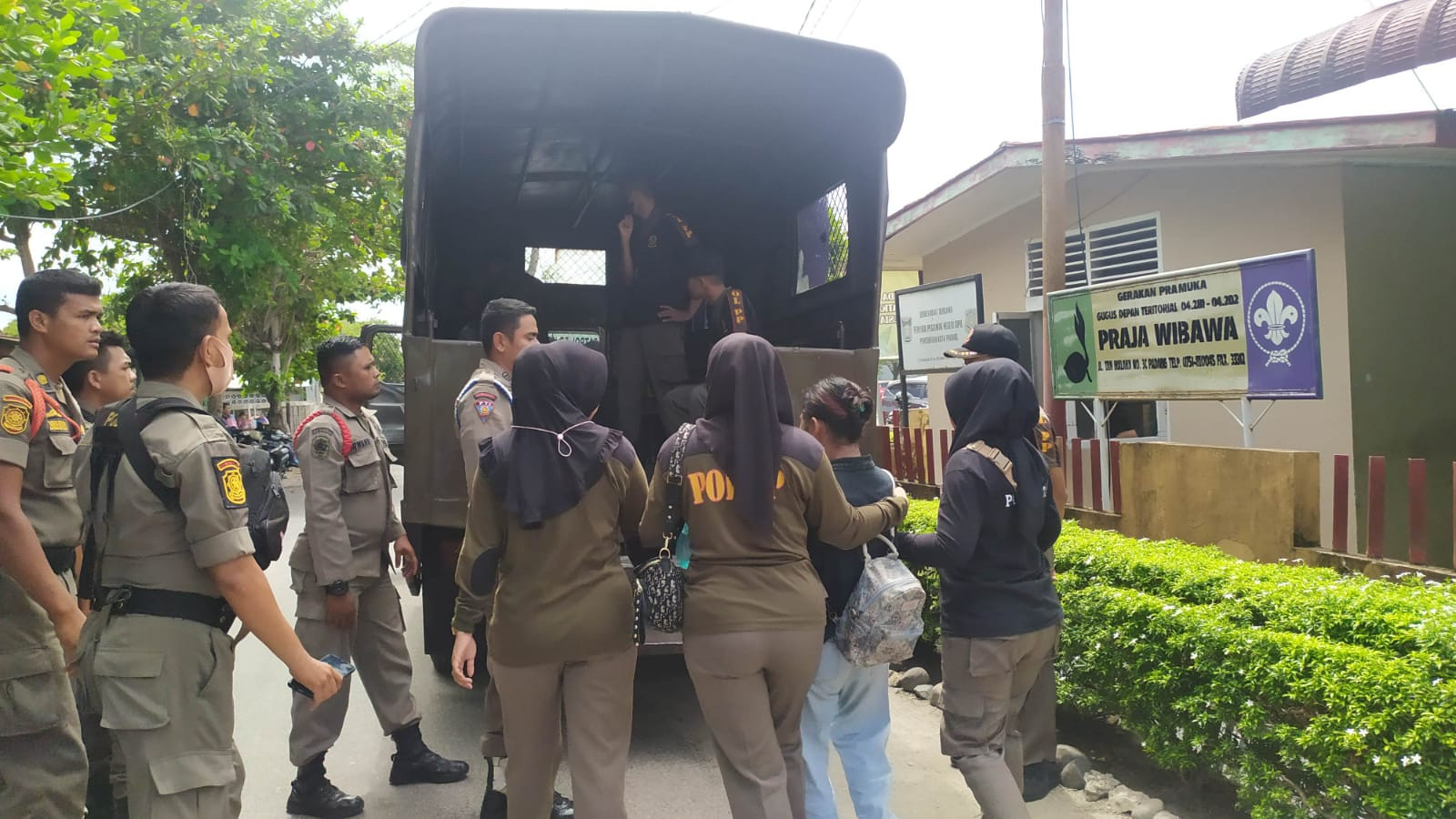Satpol pp Padang Kirim Dua Perempuan ke Amdam Dewi