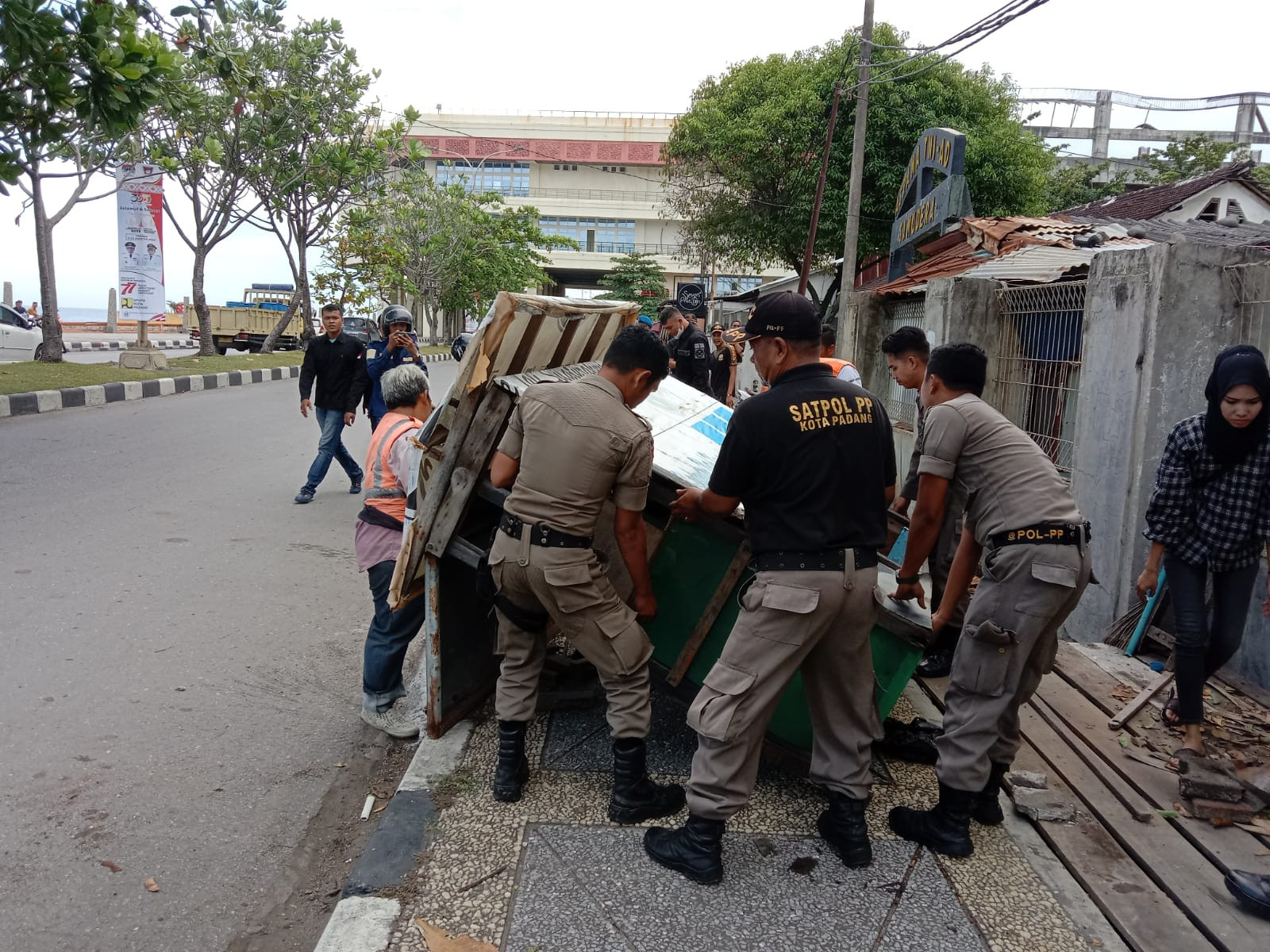 Pedagang Kaki Lima (PKL) Yang Memakai Trotoar Diamankan Pol PP Kota Padang