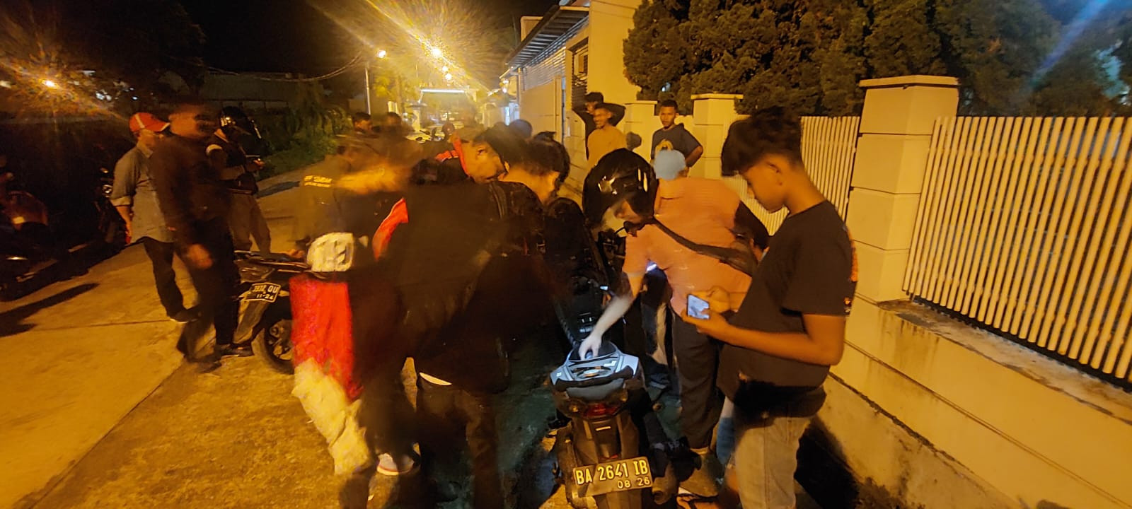 Sat Pol PP Kota Padang Melakukan Pengawasan Terhadap Remaja Yang Nongkrong 