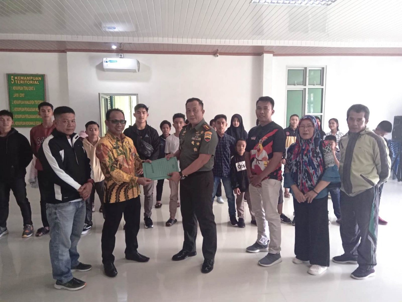 Ketua FORKI Pessel Moch Suherli Lepas Atlet yang Akan Berlaga 