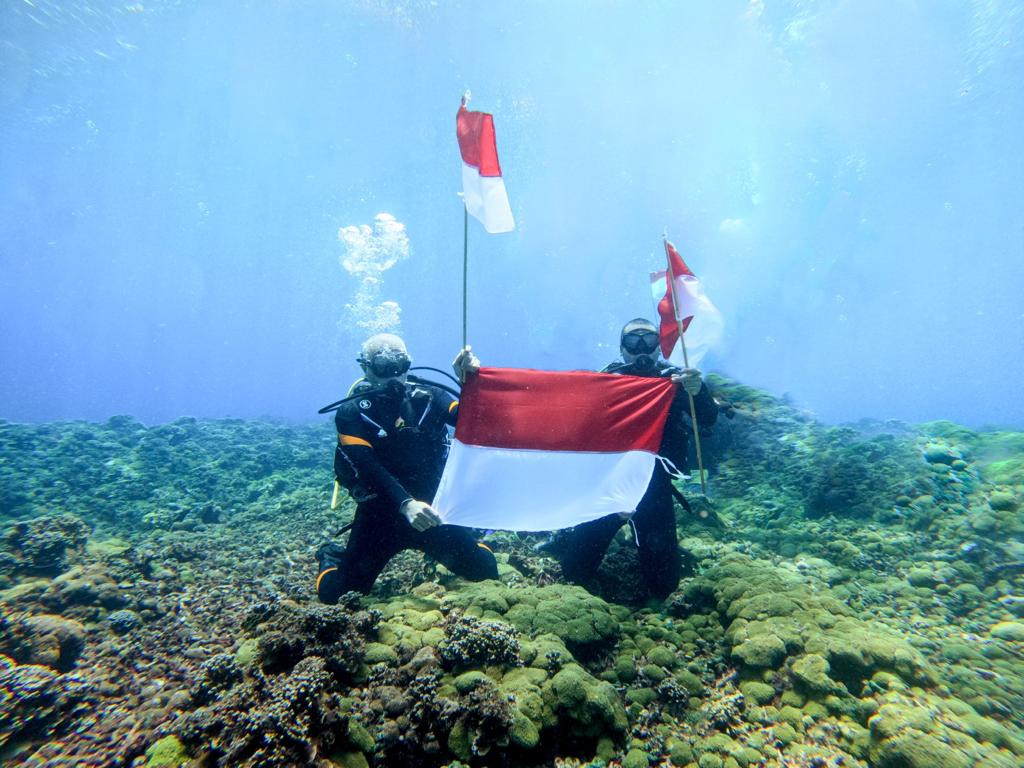 Gub dan Wagub Sumbar Kibarkan Merah Putih di Dasar Laut Samudera Hindia
