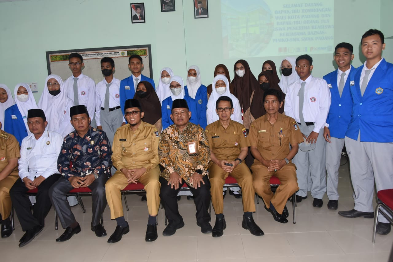 Serahkan Bantuan Untuk Siswa, Hendri Septa: Masuk SMAK Padang Pilihan Terbaik
