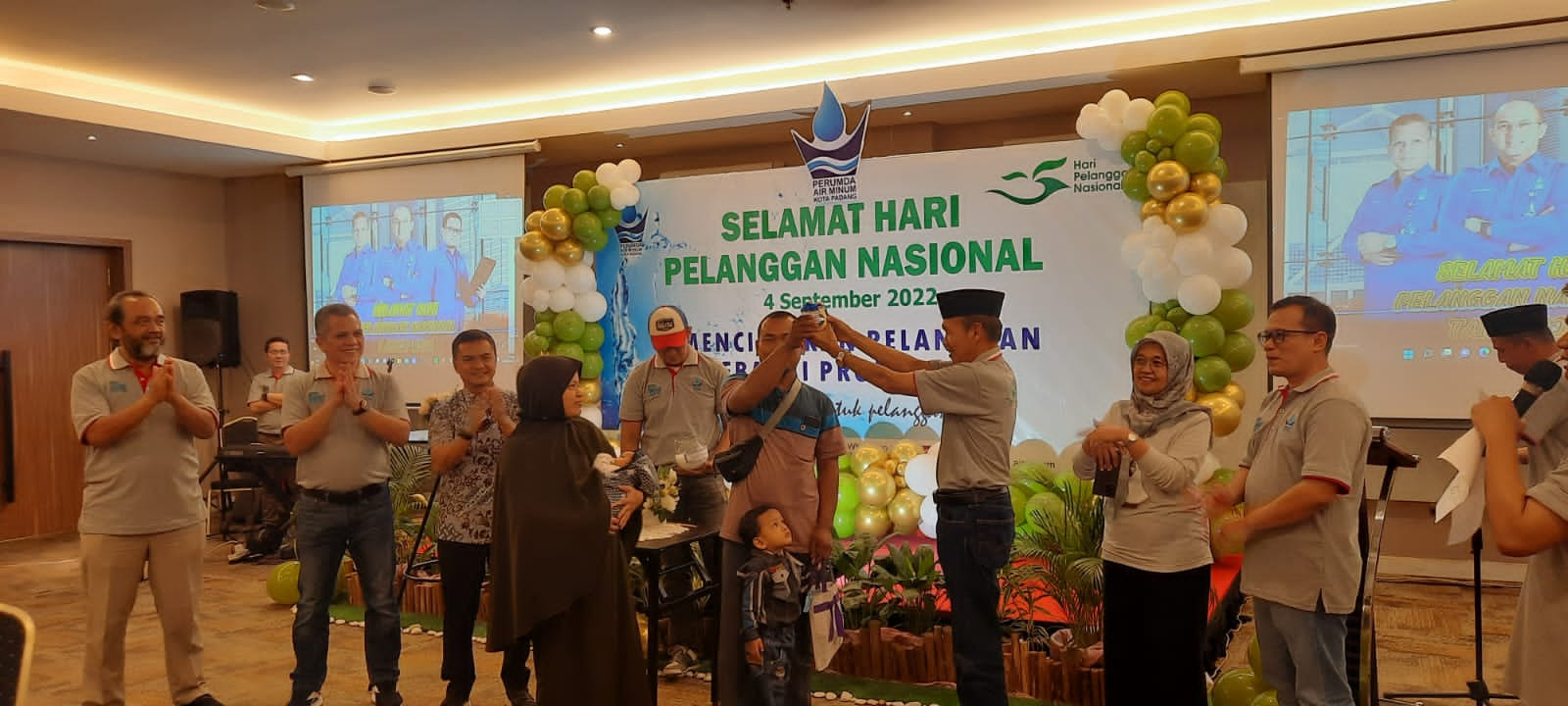 Apresiasi kepada Pelanggan , Perumda Air Minum Kota Padang Bagikan Liontin Emas 