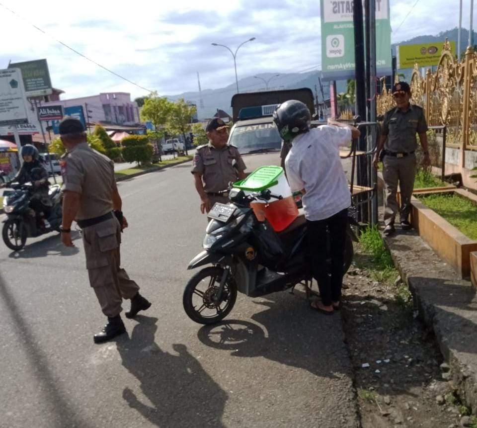 Sat Pol PP Padang Terus Melakukan Pengawasan Pada Pedagang Yang Mengunakan Trotoar