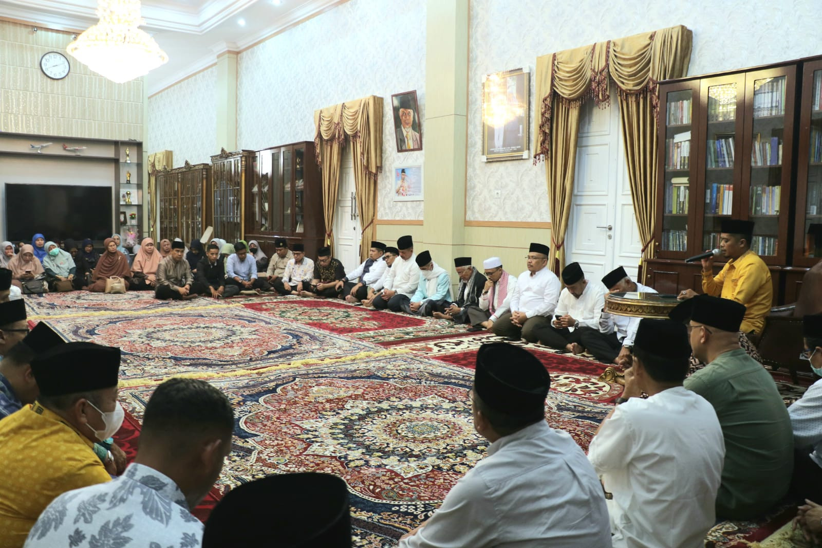 Gubernur Sumbar: Kami Dibesarkan Oleh Abak Dengan Mengayuh Becak 
