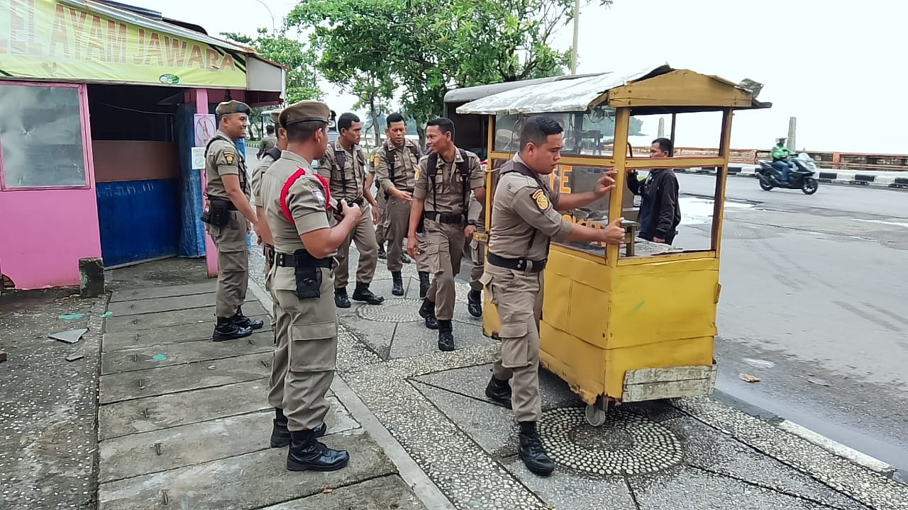 Tiga Unit Gerobak Milik Pedagang Kaki lima diangkut ke Mako Satpol PP Padang