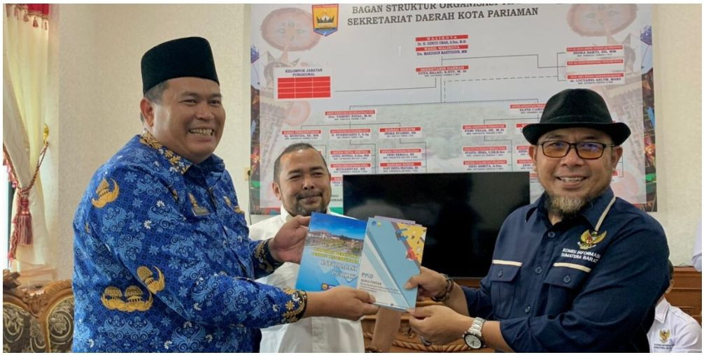 Yota Balad Serahkan Buku Pintar PPID 