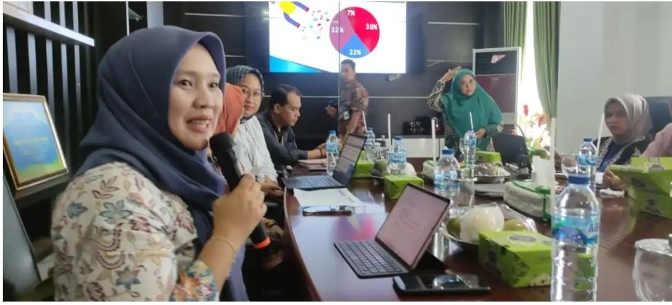 Disambut Wabub Rahmang  Tim Verfak Monev Buka Kulit Tampak Isi 