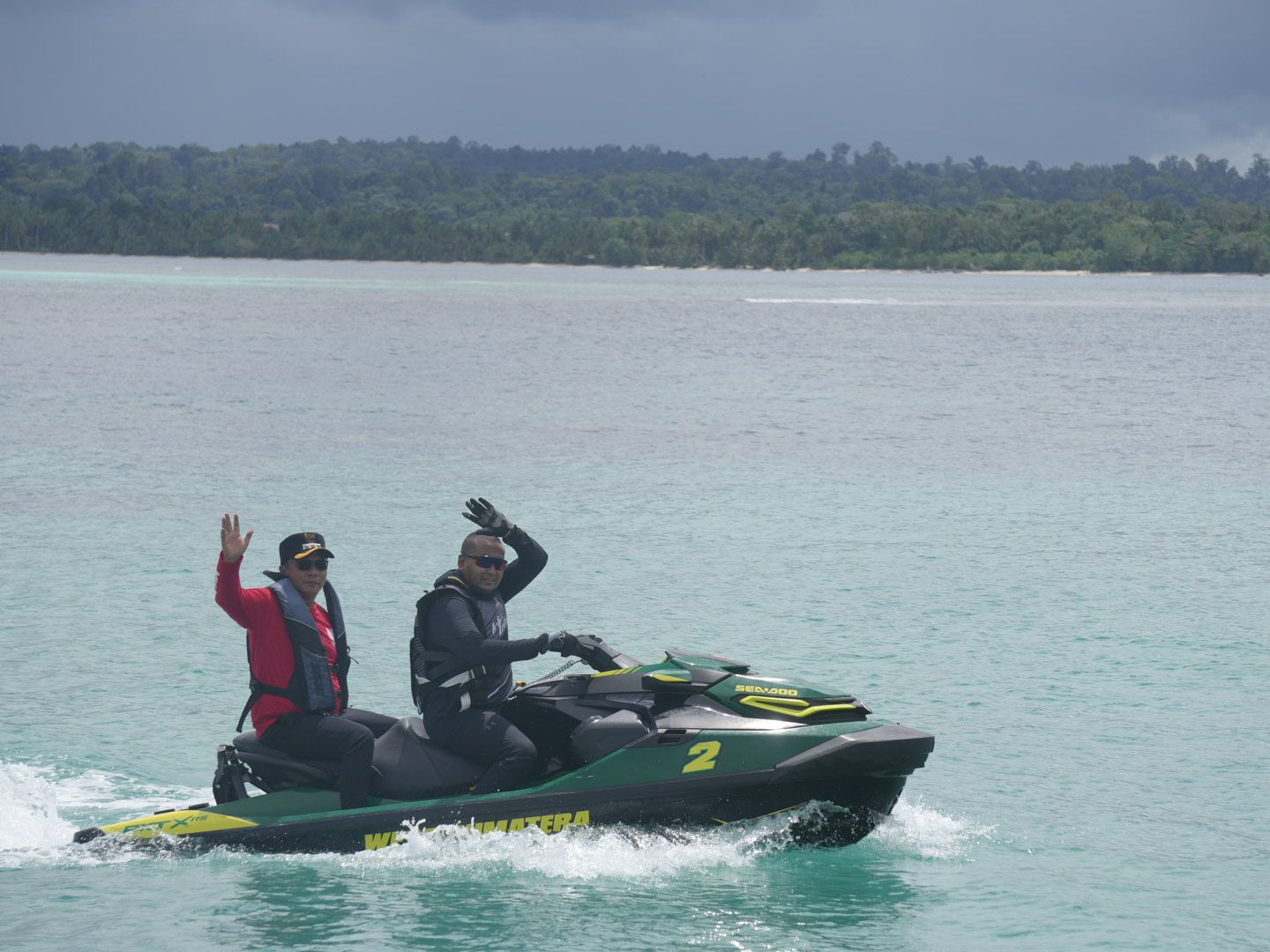 Tunggangi Jetski Sejauh 100 Mil, Audy Joinaldy Antarkan Bantuan Rp. 12 Miliar Bagi Guru di Daerah 3T