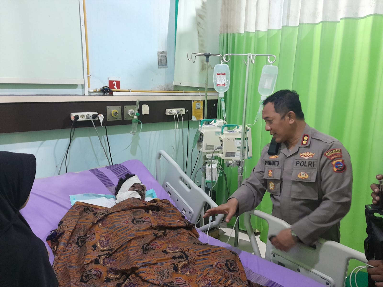 Kapolres Sawahlunto Besuk Korban Kecelakaan Tambang di RSUD Kota Sawahlunto