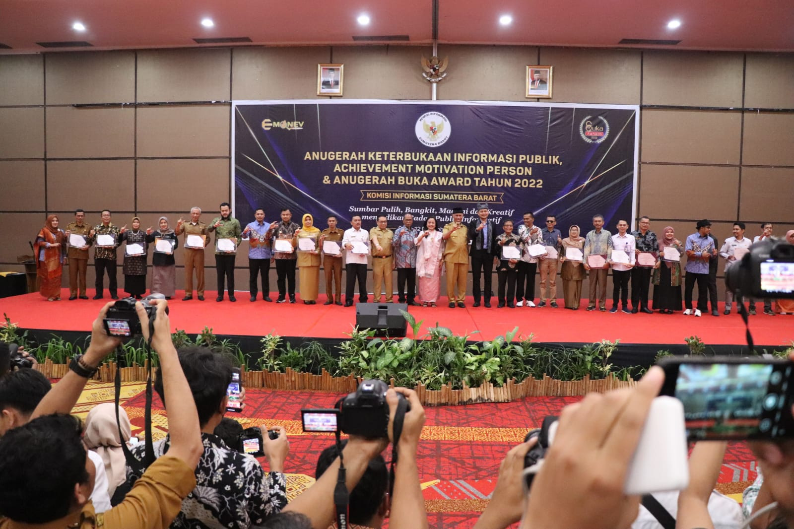 Bawaslu Pessel Raih Dua Penghargaan Sekaligus Dalam Anugerah Komisi Informasi Tahun 2022