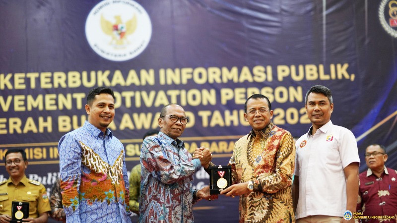 Rektor Universitas Negeri Padang Ganefri dinobatkan Rektor Informatif oleh KI Sumbar
