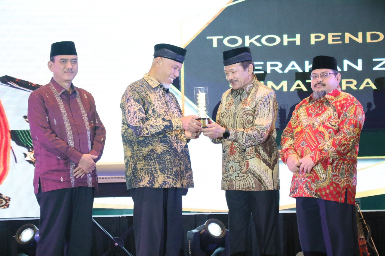 Penghargaan Gubernur dan Wakil Gubernur Sumbar Terima Anugerah BAZNAZ 2022
