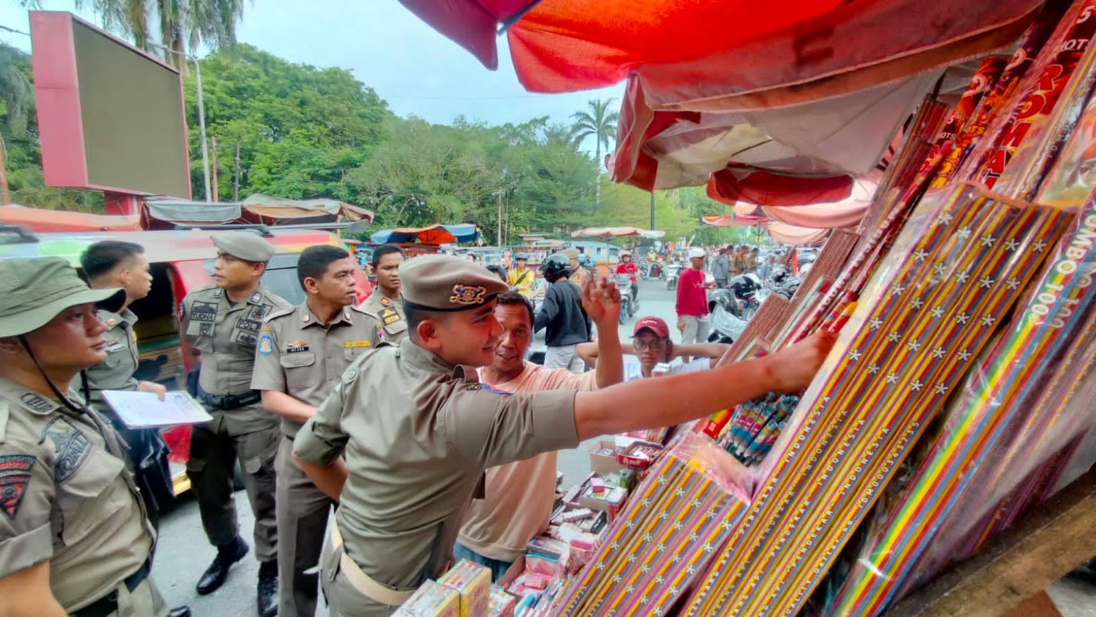 Sat pol PP Razia Penjual Petasan
