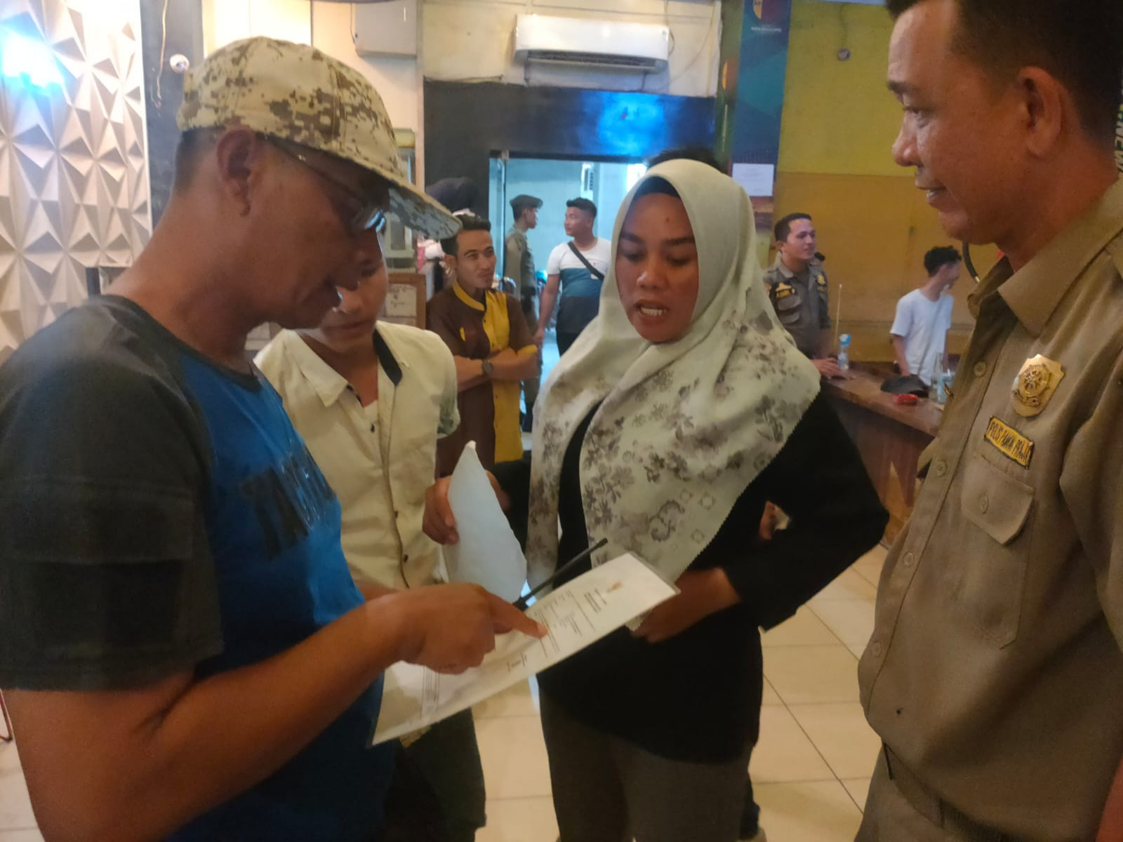 Tidak Mengantongi Izin, Lima Botol Minol Di sita Sat Pol PP Padang