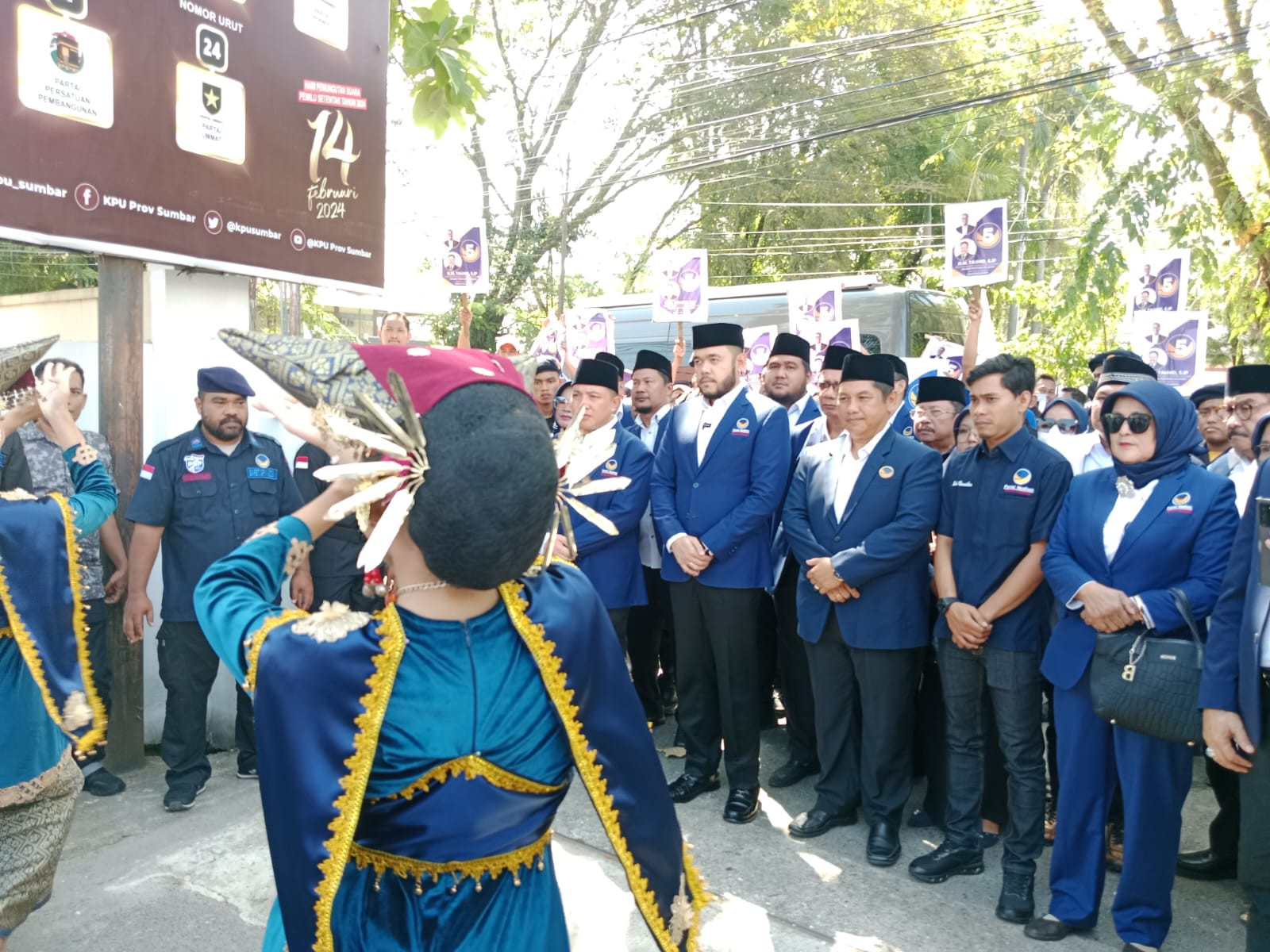 Mendaftarkan Calegnya ke KPU Sumbar, Partai Nasdem Optimis Menang  