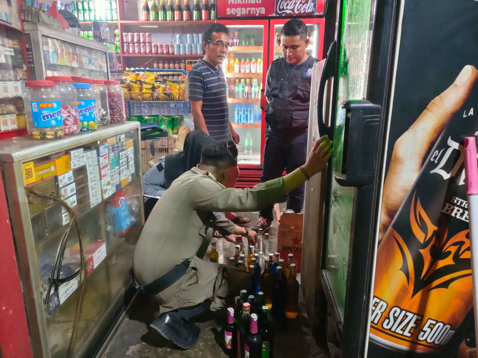 Puluhan Botol Minuman Beralkohol Diamankan Sat Pol PP Padang 