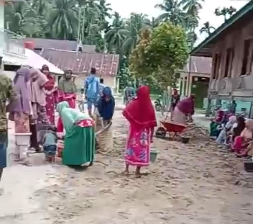 Warga Gotong Royong, Arizal Aziz Bantu Tanah Timbunan Di Surau Gadang 