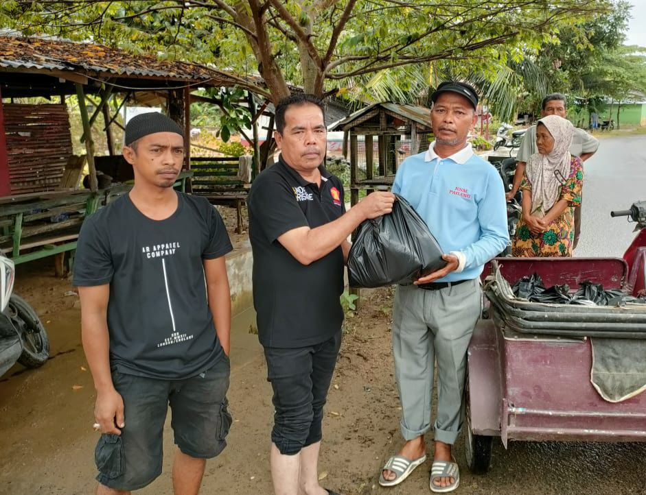 Andre Rosiade Bagikan Ribuan Nasi Bungkus Untuk Korban Banjir Padang 