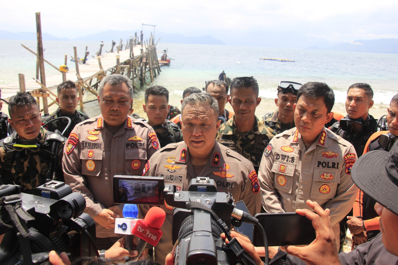 Wakapolda Sumbar Pimpin Pengibaran Bendera Merah Putih Dalam Laut  