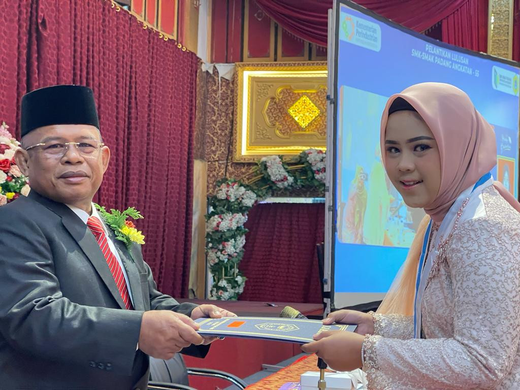 Luar Biasa... 66 MoU Dengan Industri, SMAK Padang Lepas 258 Wisudawan 