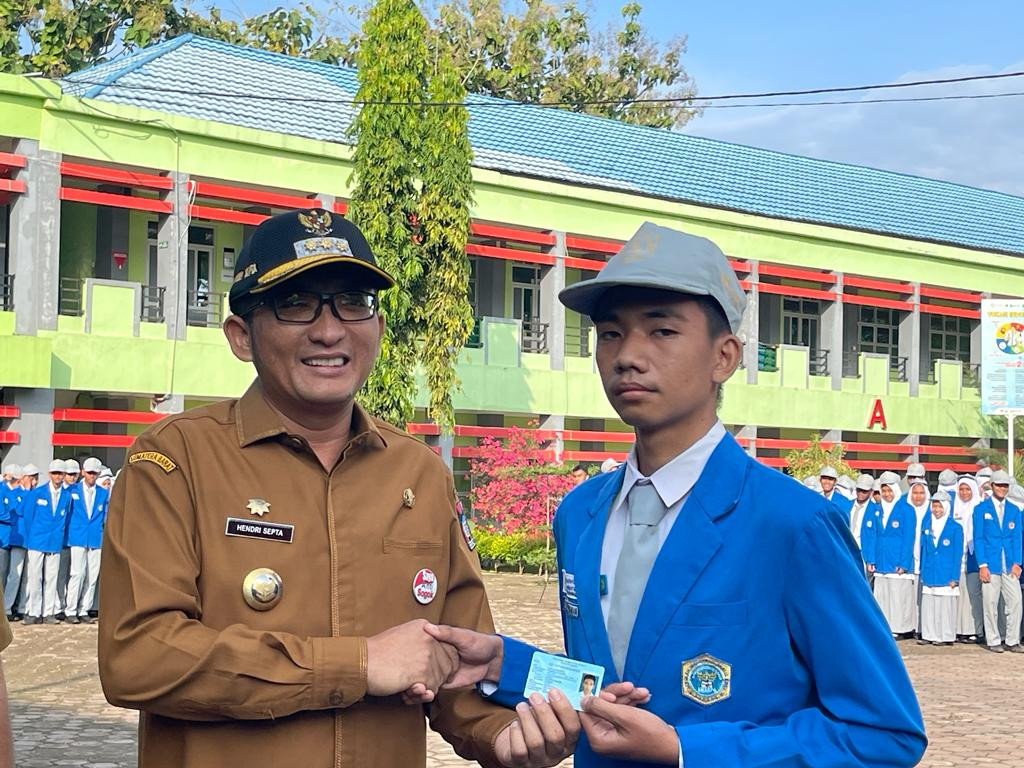 90 Pelajar SMAK Padang Terima e-KTP dan Beasiswa dari Baznas 