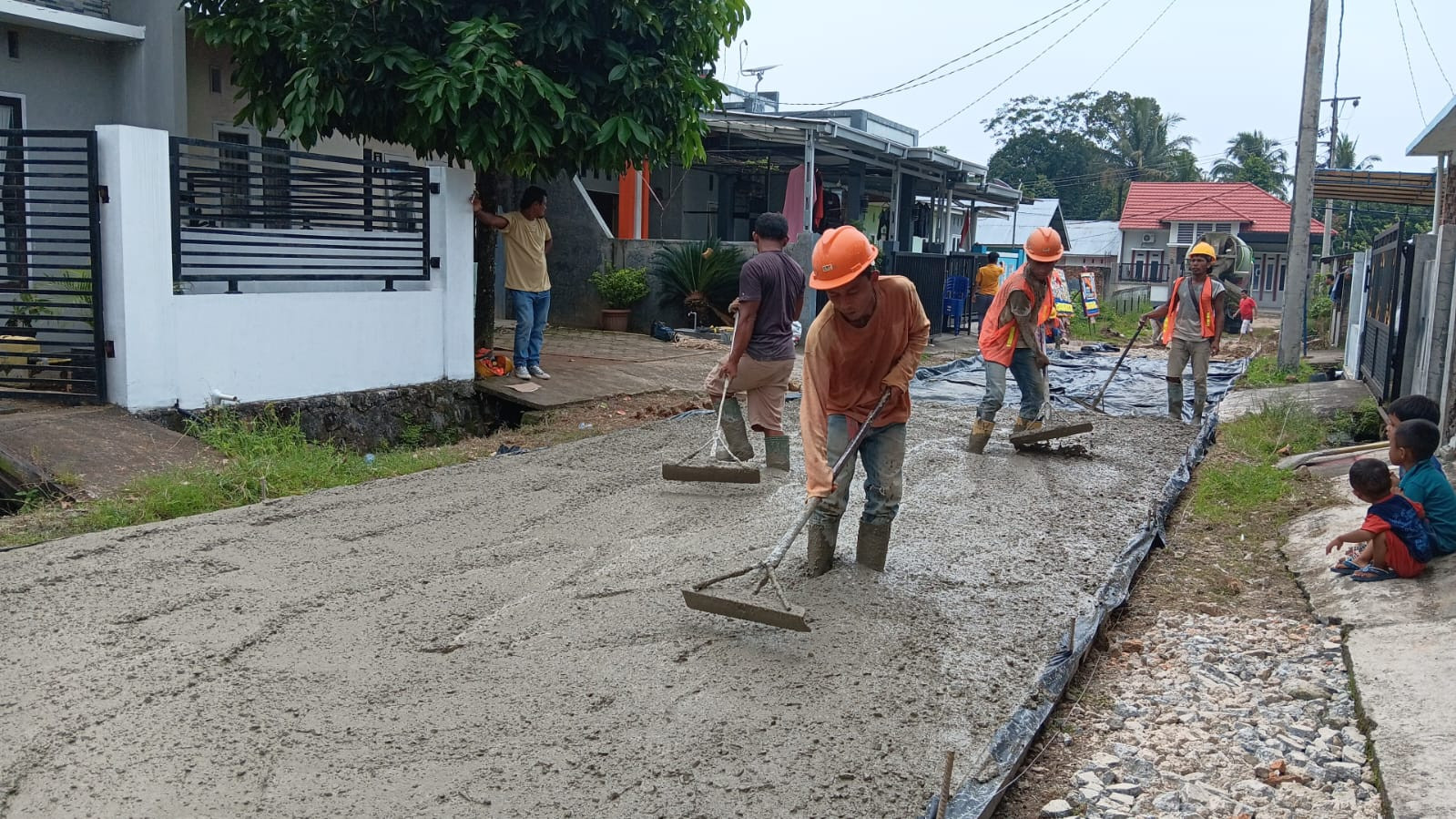 Jalan Komplek di Beton, Anggota Dewan Evi Yandri: Saya Akan Melakukan Yang Terbaik Untuk Masyarakat 