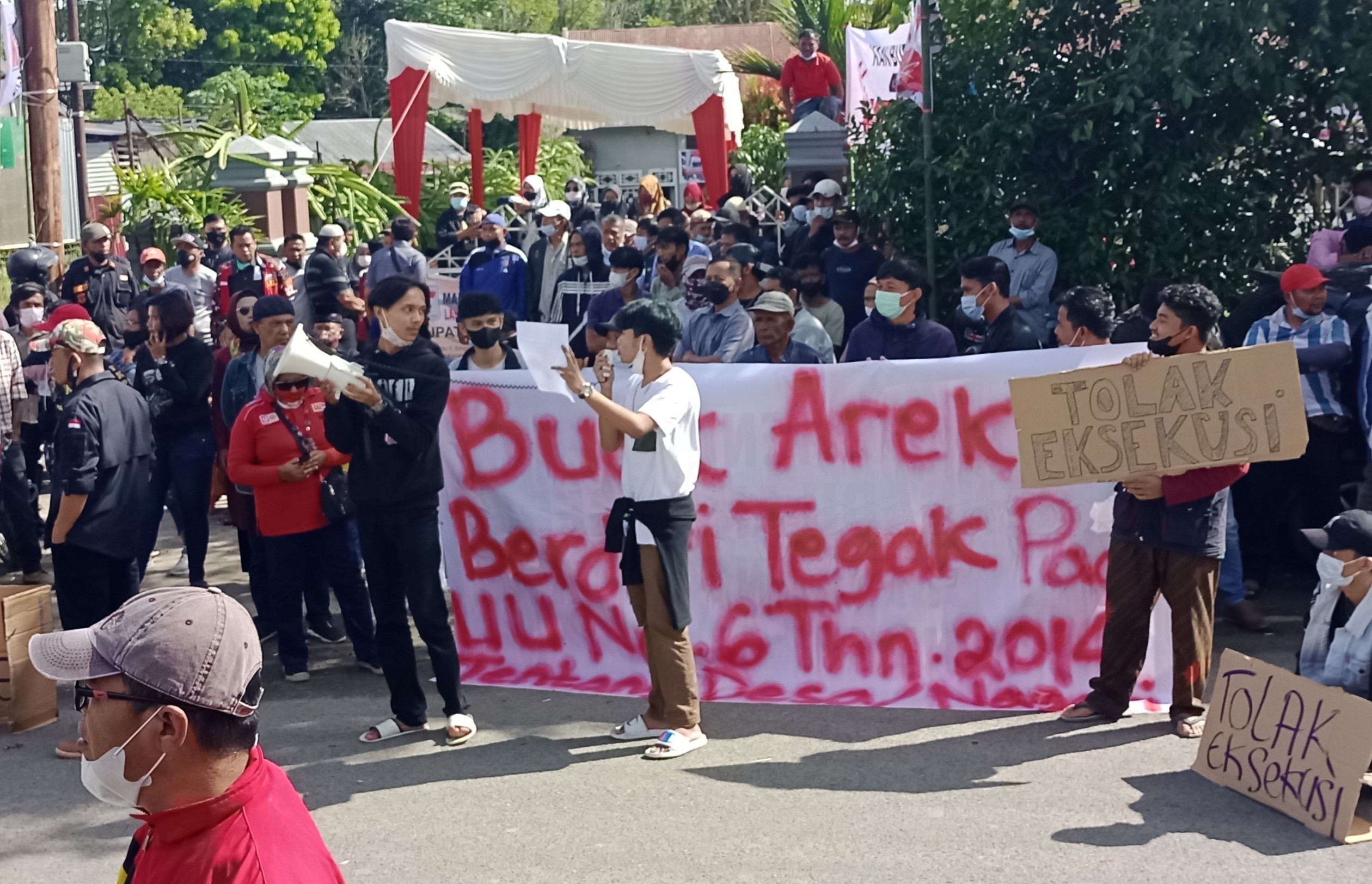 Ratusan Massa Keluarga, Tolak Eksekusi Rumah Pengusaha Swalayan Budhi Market