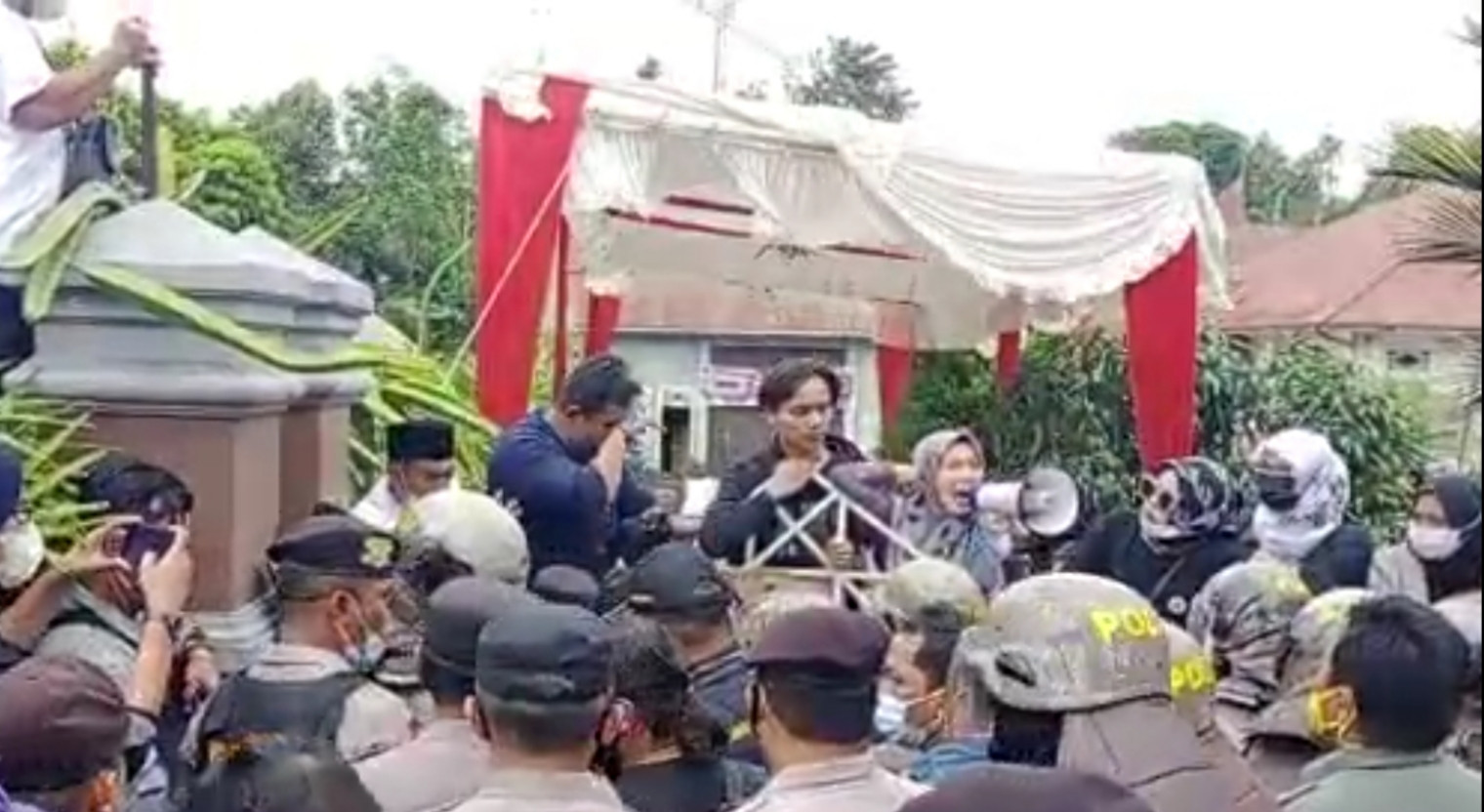 Isak Tangis, Warnai Eksekusi Rumah Pengusaha Budhi Market 