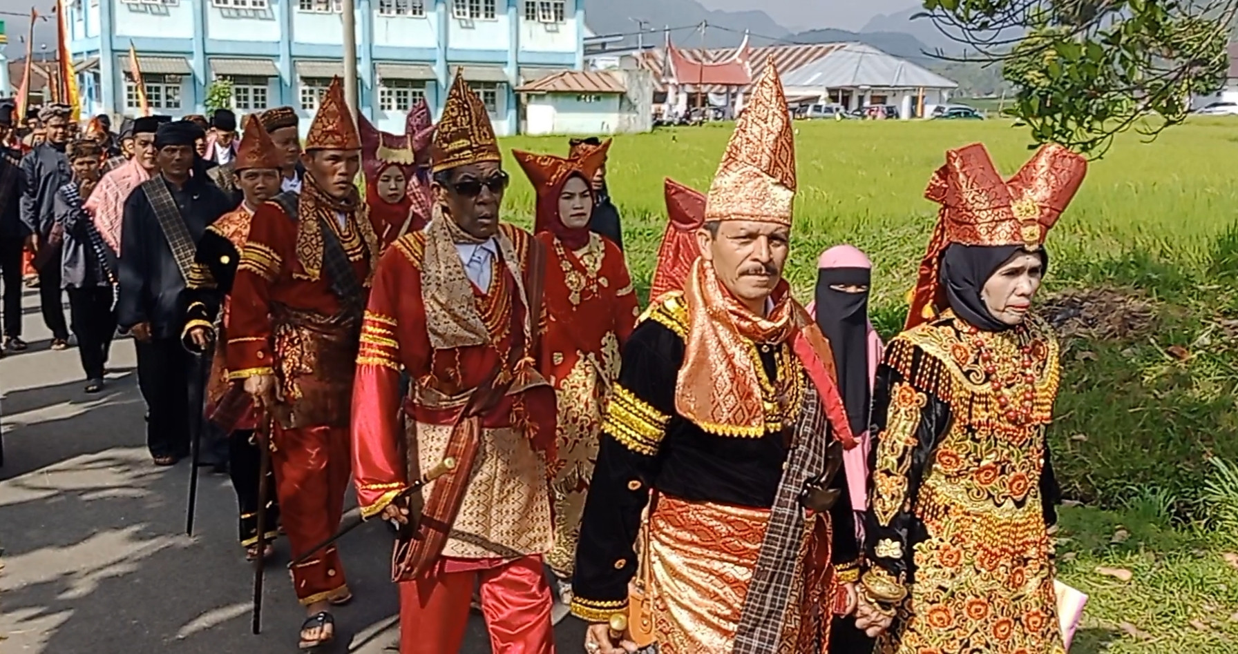 Ribuan Masyarakat Iringi Pelantikan 6 Panghulu Suku Koto, Jorong Halalang Kamang Mudiak