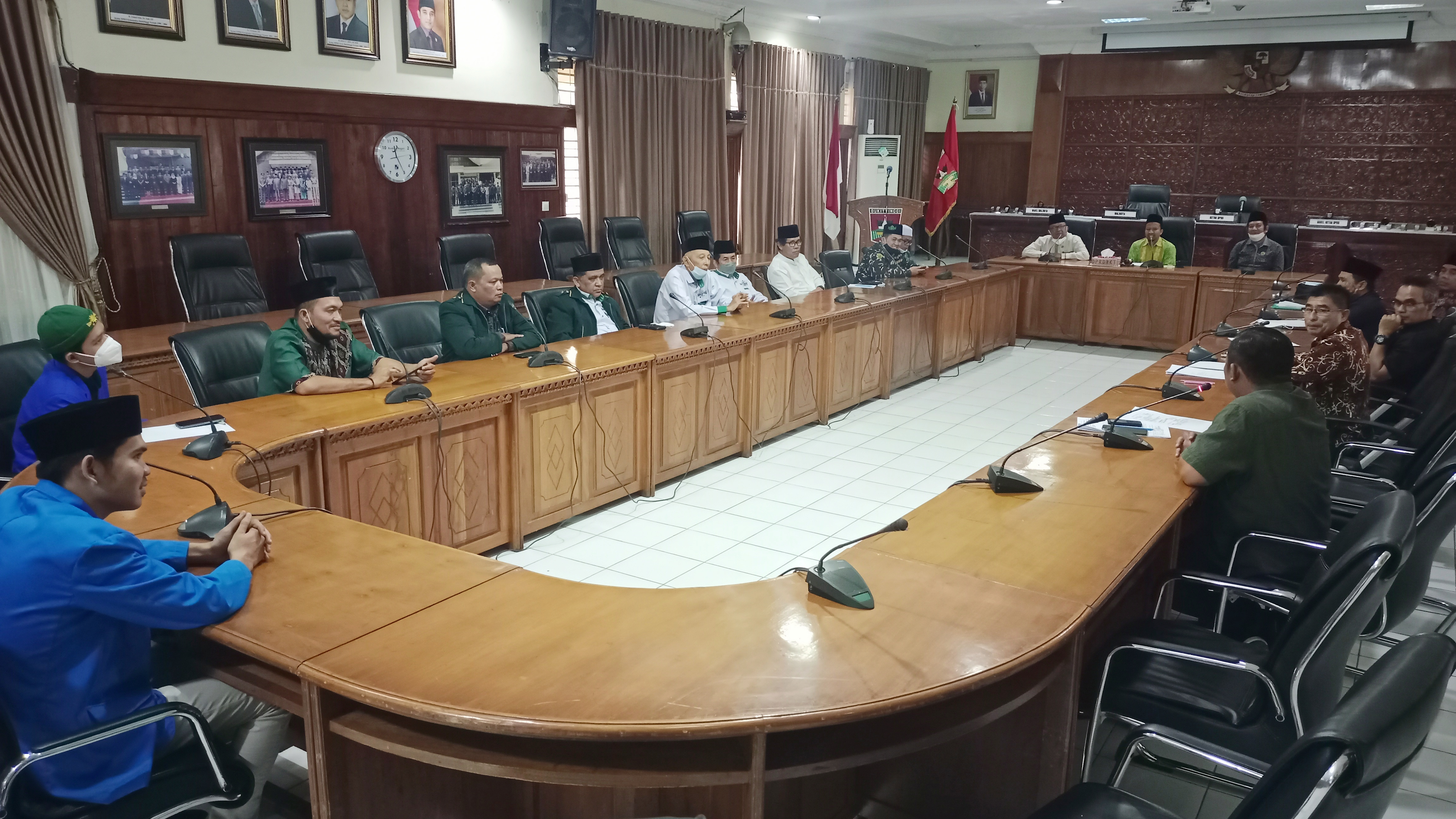 Komisi I DPRD Bukittinggi Terima Audiensi PCNU Bukittinggi dan Rombongan di Ruang Sidang Utama