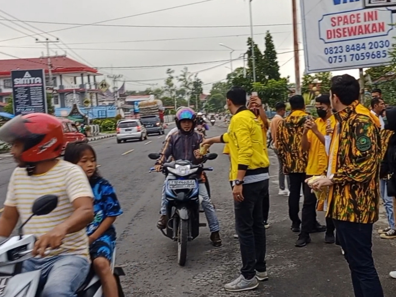 Golkar Bukittinggi Bersama AMPG Sumbar Berbagi 500 Paket Takjil
