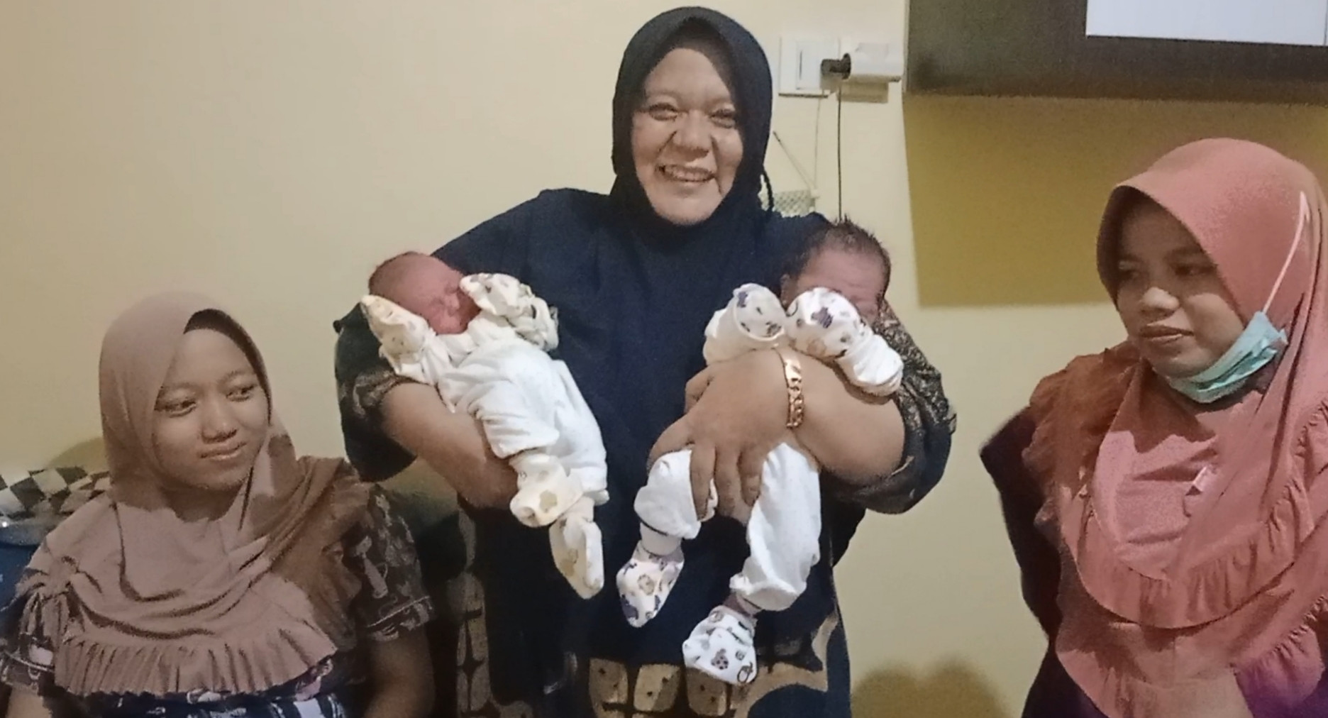 H+1 Lebaran, Sepasang Bayi Kembar Lahir di Klinik Bunda Bukittinggi