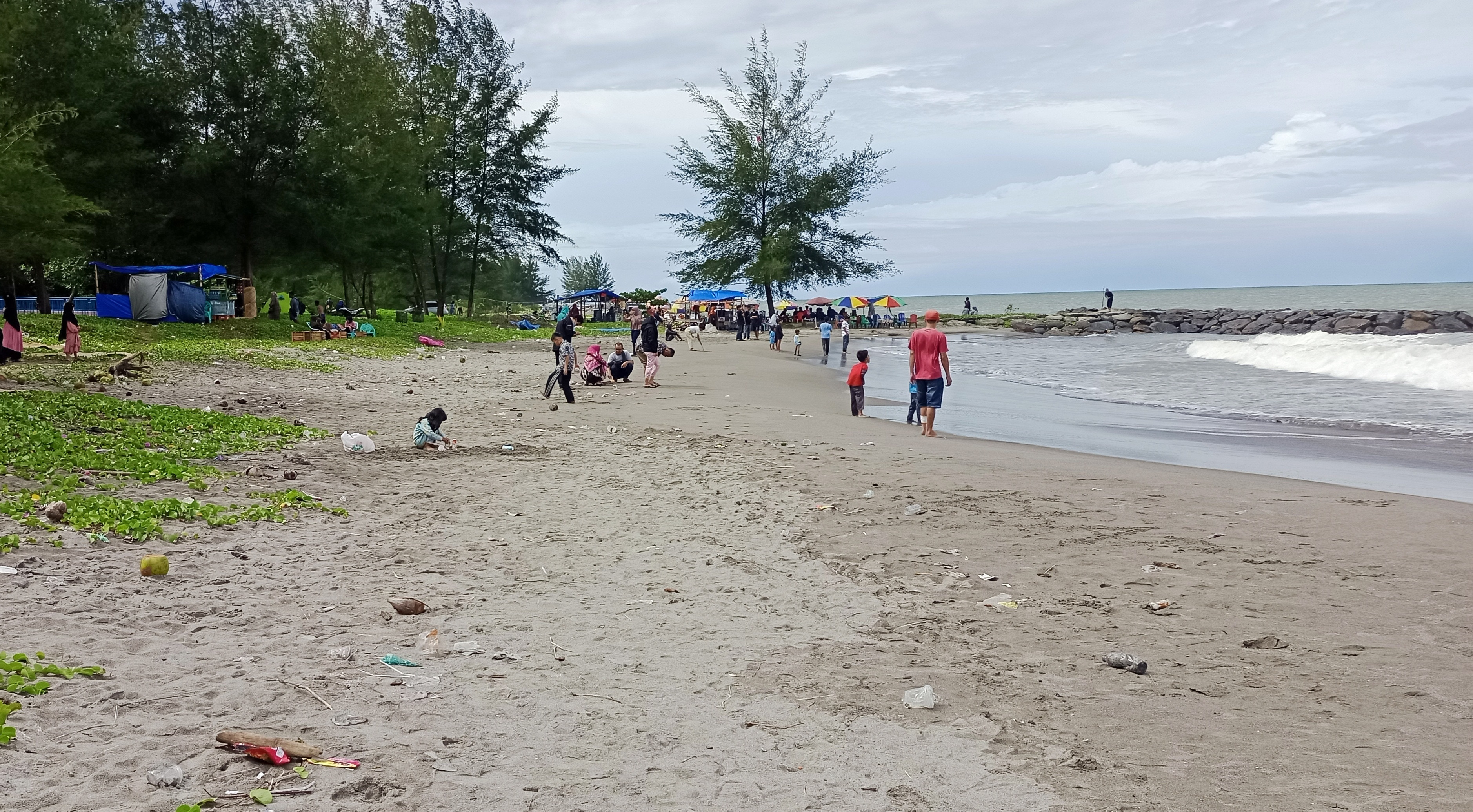 Objek Wisata Pantai Cermin Kota Pariaman Banyak Sampah