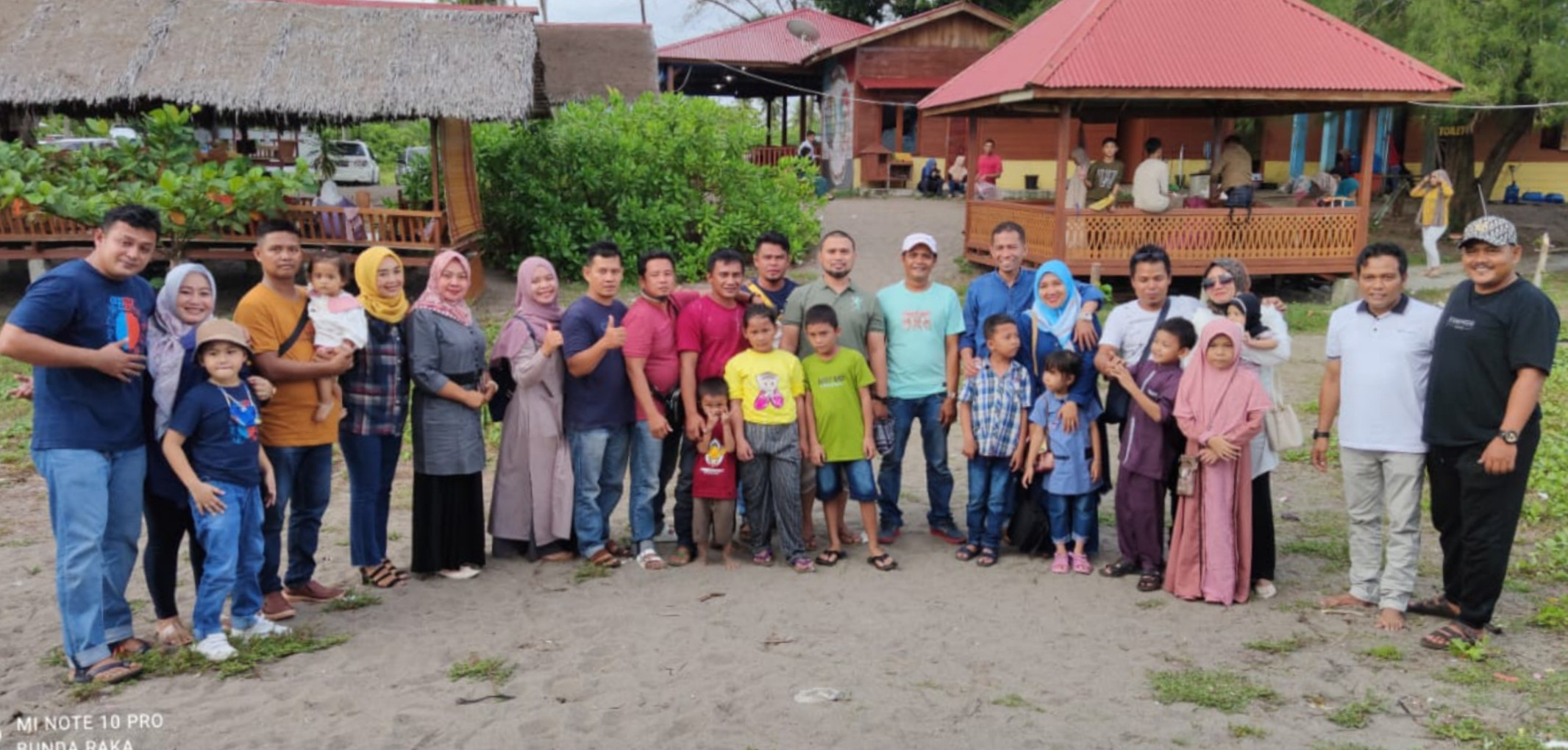 Alumni SUPM Negeri Pariaman Angkatan 14, Gelar Acara Reuni di Pantai Kata