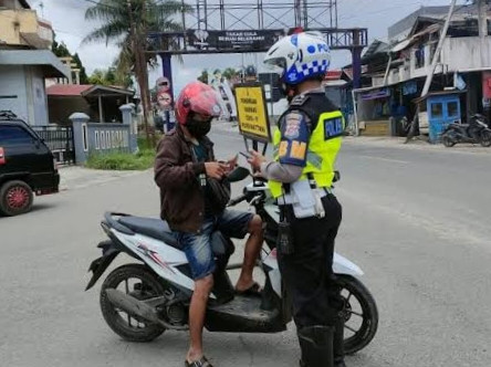 Oknum Satlantas Polres Bukittinggi, Minta Pelanggar Bayar Denda Tilang Ditempat Tanpa Bukti Resmi