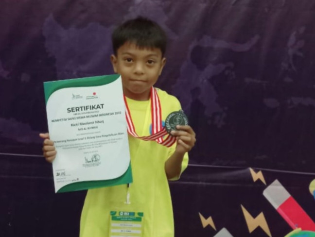 Bung Hatta Idola Risky, Siswa MIS AL-IKHWAN Bukittinggi, Sang Juara Sains
