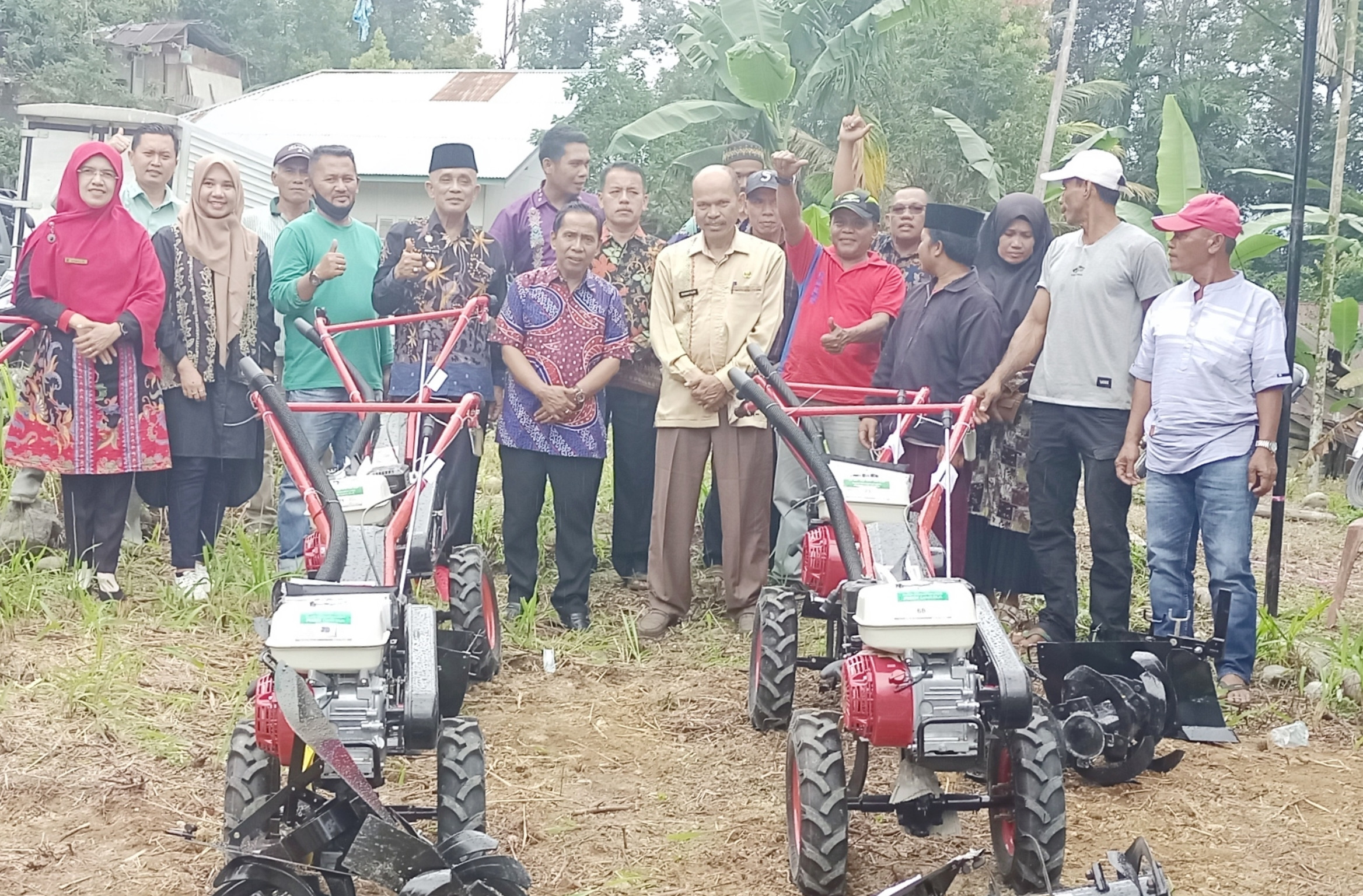 Nofrizon Serahkan 6 Kultivator ke Kelompok Tani Malalak Selatan
