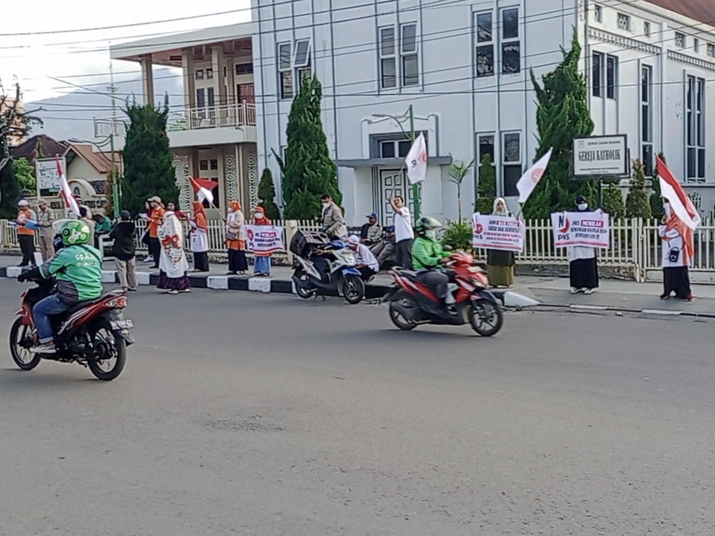 Puluhan Kader dan Pimpinan PKS Bukittinggi Aksi Tolak Kenaikkan BBM Subsidi