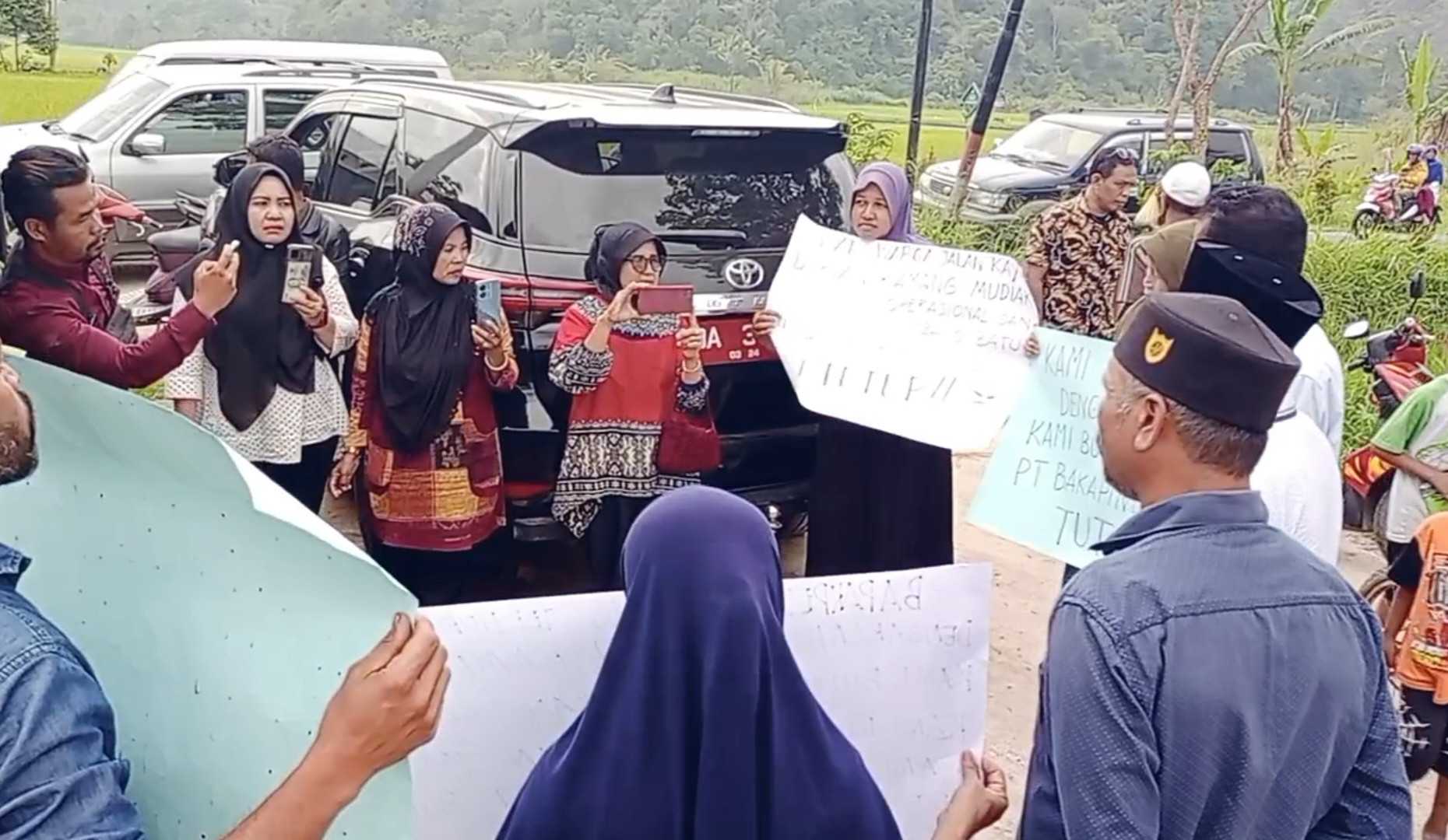 Mobil Dinas Ketua DPRD Agam dihadang Aksi Warga Durian Kamang, Saat Usut Tambang PT. Bakapindo 