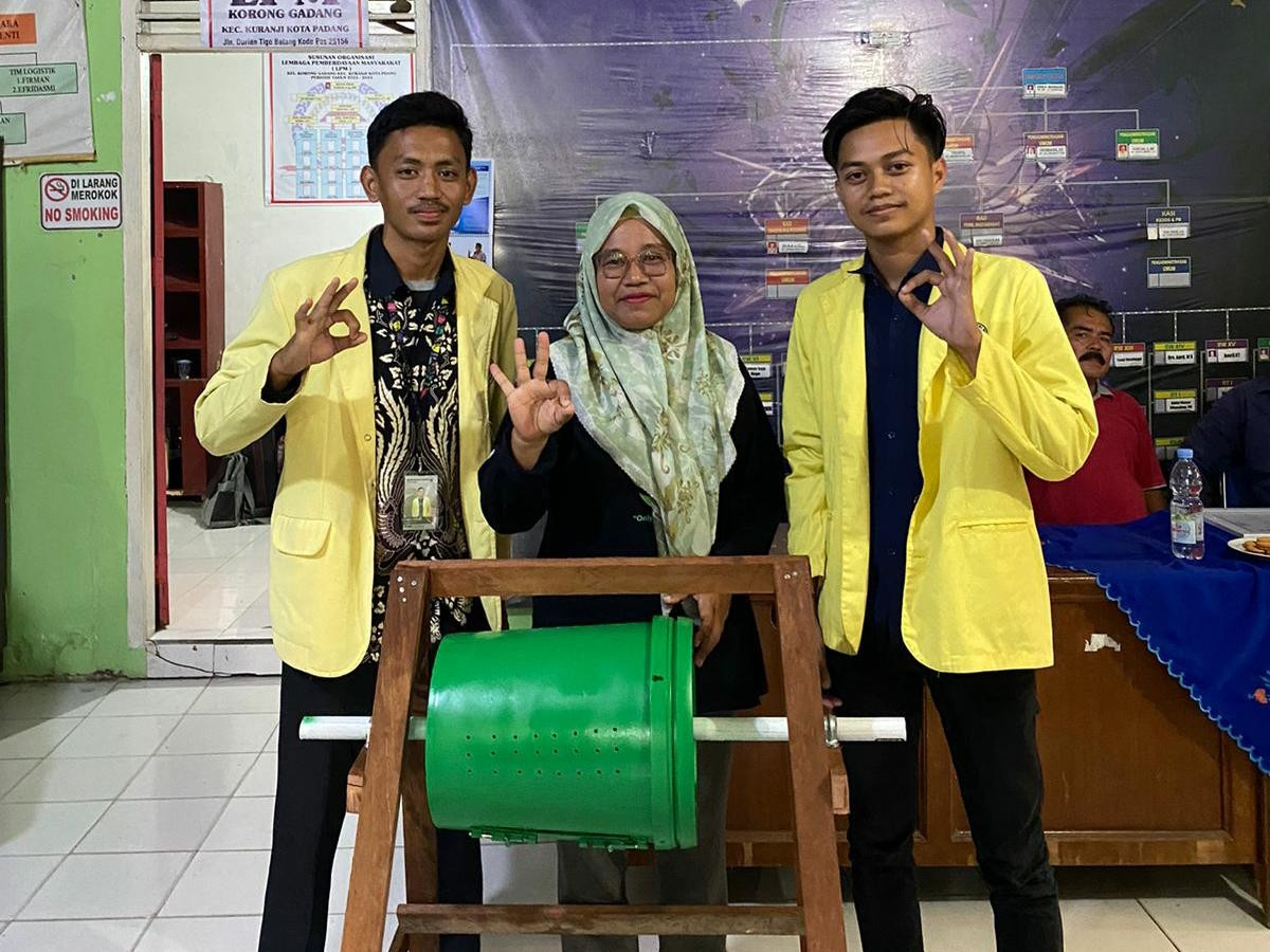 Mahasiswa KKN UNP Serahkan Rolling Kompos Ke BSPD 11 di RW 06 Taratak Paneh, Padang