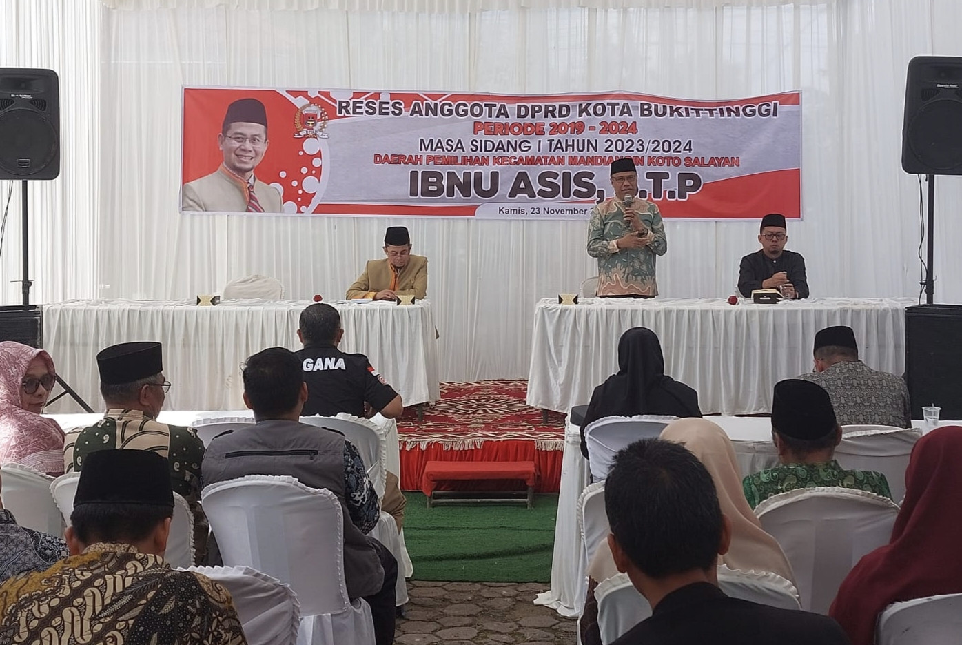 Reses Ibnu Asis Serahkan Alat Pertanian di Kec. MKS Bukittinggi 